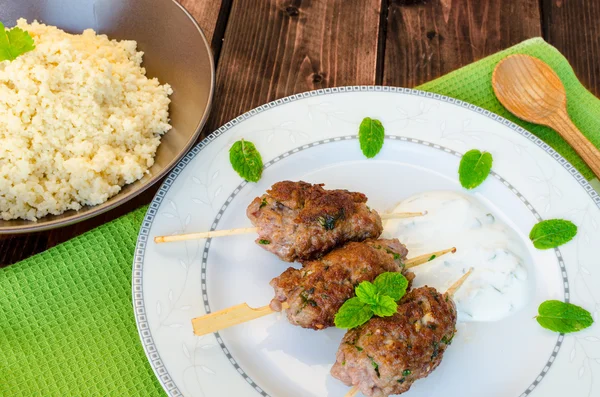 Kebab de res con cuscús — Foto de Stock