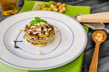 beyaz peynir, parmesan fesleğen, fındık ile ızgara patlıcan