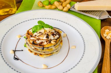 beyaz peynir, parmesan fesleğen, fındık ile ızgara patlıcan