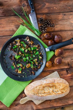 Kimyon ve taze otlar ile kavrulmuş mantar