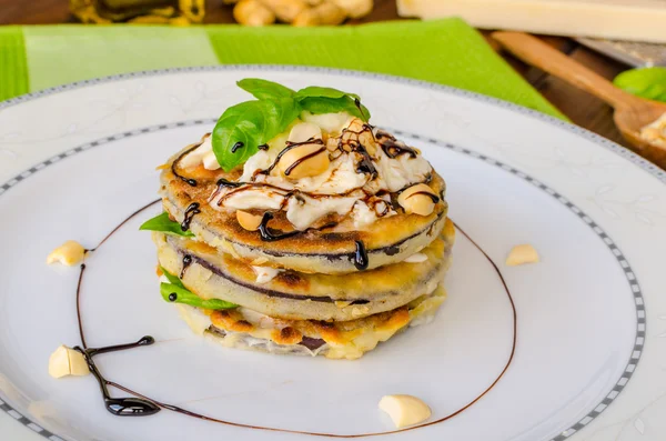 Berinjela grelhada com queijo feta, manjericão parmesão, nozes — Fotografia de Stock