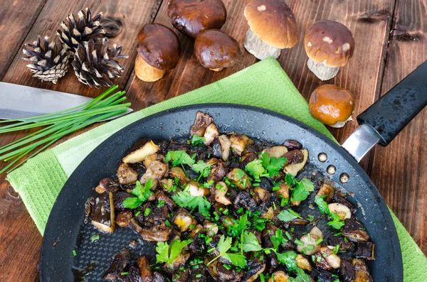 Roasted mushrooms with cumin and fresh herbs — Stock Photo, Image