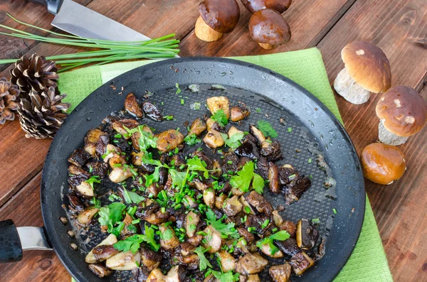 Roasted mushrooms with cumin and fresh herbs — Stock Photo, Image