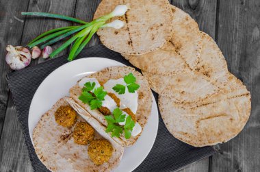 Lübnan ekmek ile falafel nohut