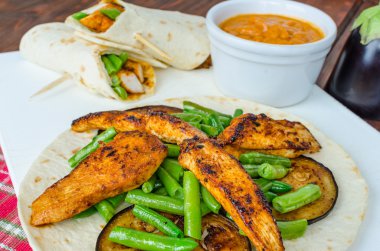 fasulye ve kırmızı Körili tavuk tortilla