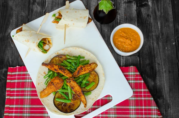 Fasulye ve kırmızı Körili tavuk tortilla — Stok fotoğraf
