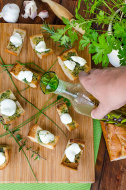 Mozzarella peyniri, zeytinyağı, otlar ve sarımsak tost