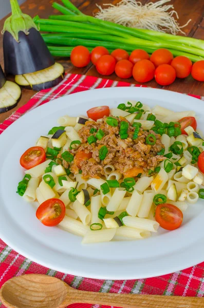 Pasta met bolognese saus en aubergine — Stockfoto