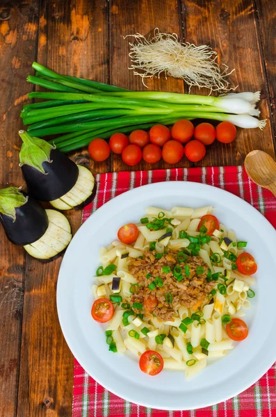 Pasta met bolognese saus en aubergine — Stockfoto