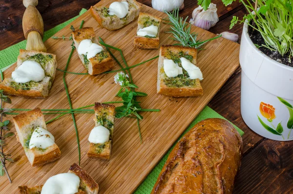 Toast mit Mozzarella, Olivenöl, Kräutern und Knoblauch — Stockfoto