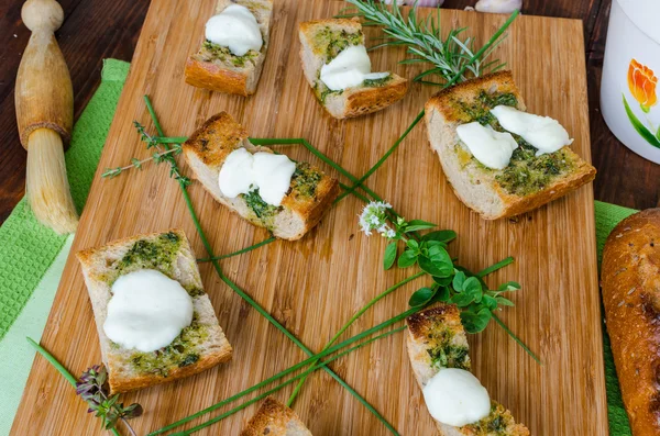 Mozzarella peyniri, zeytinyağı, otlar ve sarımsak tost — Stok fotoğraf