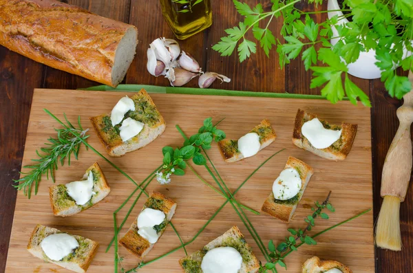 Toast s mozzarellou, olivový olej, bylinky a česnek — Stock fotografie