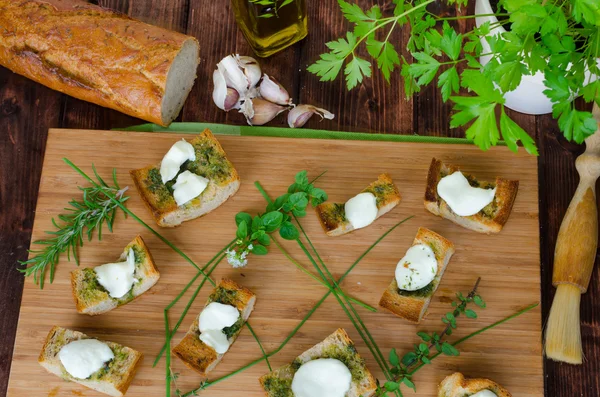 Tostadas con mozzarella, aceite de oliva, hierbas y ajo —  Fotos de Stock