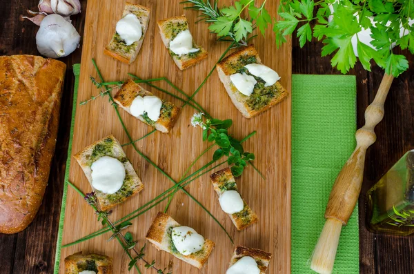 Tostadas con mozzarella, aceite de oliva, hierbas y ajo —  Fotos de Stock