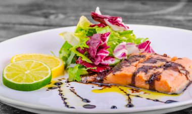 balsamik sirke ve şeker bir azalma ile Somon