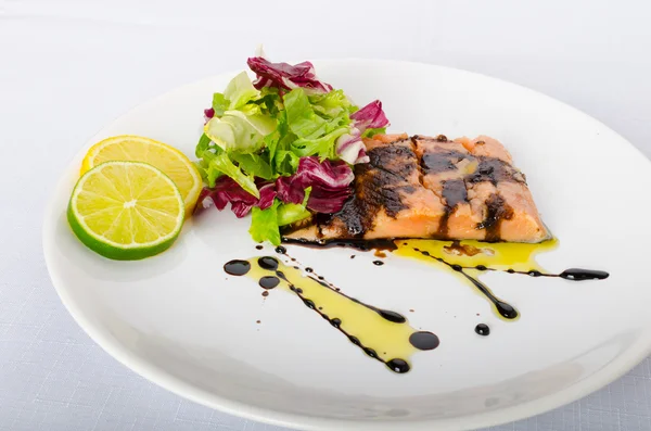 Lachs mit einer Reduktion von Balsamico-Essig und Zucker — Stockfoto