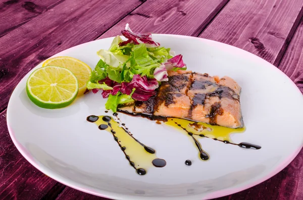 Lachs mit einer Reduktion von Balsamico-Essig und Zucker — Stockfoto