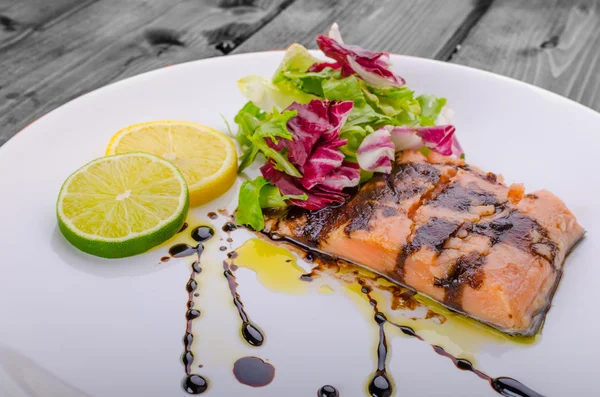 Lachs mit einer Reduktion von Balsamico-Essig und Zucker — Stockfoto