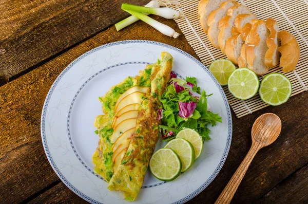 Vegetarian scallion omelette — Stock Photo, Image