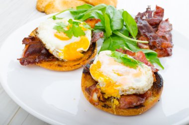 yumurta benedict pastırma ve ıspanak ile