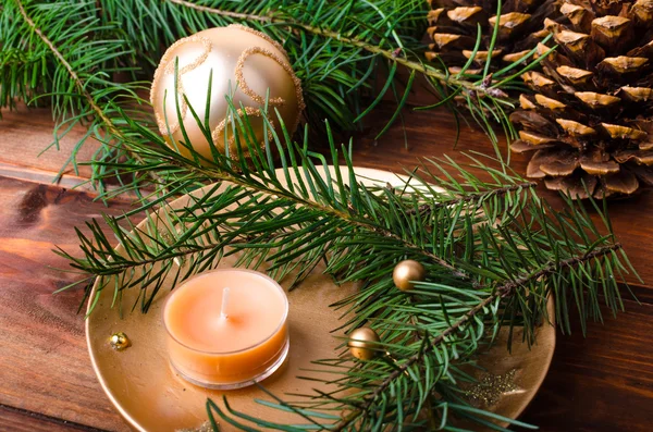 Vela de Natal com agulhas de pinheiro — Fotografia de Stock