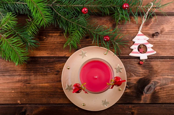 Weihnachtskerze mit Tannennadeln — Stockfoto