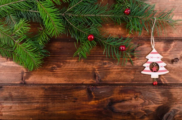 Weihnachtsschmuck mit Tannennadeln — Stockfoto