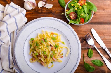 soğan ve pastırma ile makarna çeşitleri