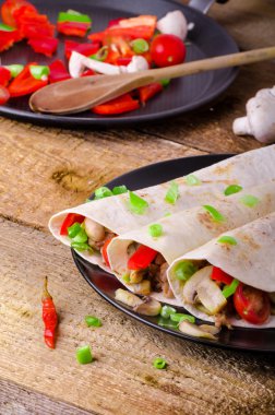 tavuk tortilla sarımsak mantar ile