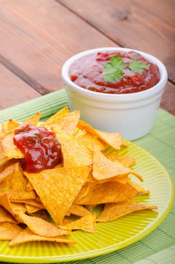 tortilla cips baharatlı domates salsa ile