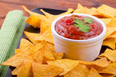 tortilla cips baharatlı domates salsa ile