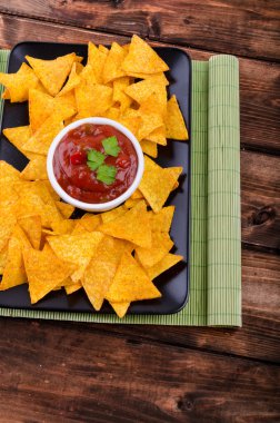 tortilla cips baharatlı domates salsa ile