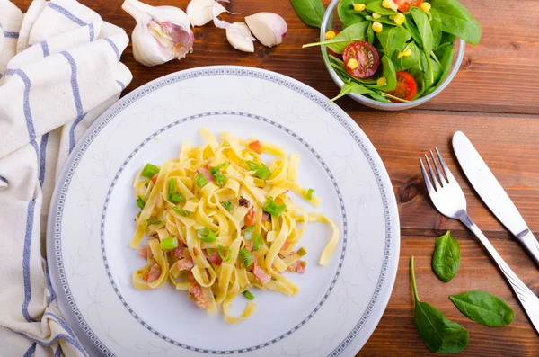 Pastas italianas con cebolla de primavera y tocino — Foto de Stock