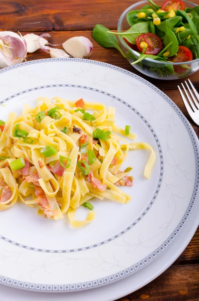 Italian pasta with spring onion and bacon — Stock Photo, Image