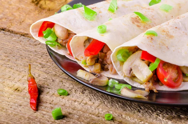 Tavuk tortilla sarımsak mantar ile — Stok fotoğraf