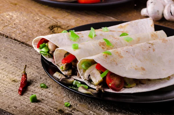 Chicken tortilla met champignons, knoflook — Stockfoto