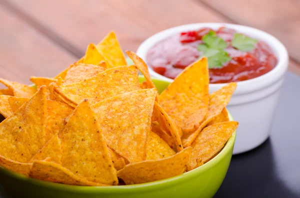 Tortillachips met pittige tomatensalsa — Stockfoto