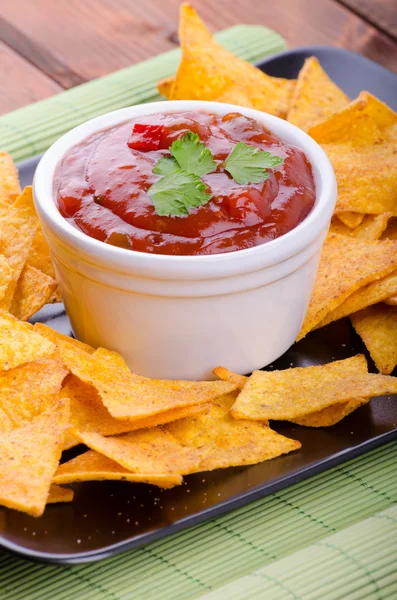 Tortilla fritas con salsa de tomate picante — Foto de Stock