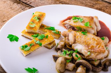 kırmızı şarap ile tavuk göğsü