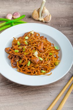 Soya soslu taze erişte