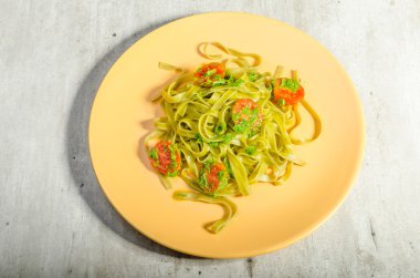 çam fıstığı, domates ve fesleğen pesto makarna