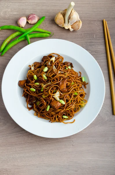 Crisp noodles with soy souce — Stock Photo, Image