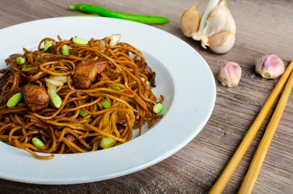 Fideos crujientes con sopa de soja — Foto de Stock