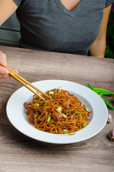 Crisp noodles with soy souce — Stock Photo, Image