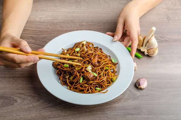 Fideos crujientes con sopa de soja — Foto de Stock