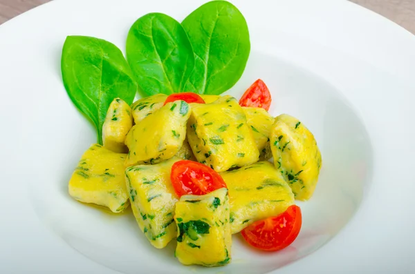 Spinach gnocchi with melted butter — Stock Photo, Image