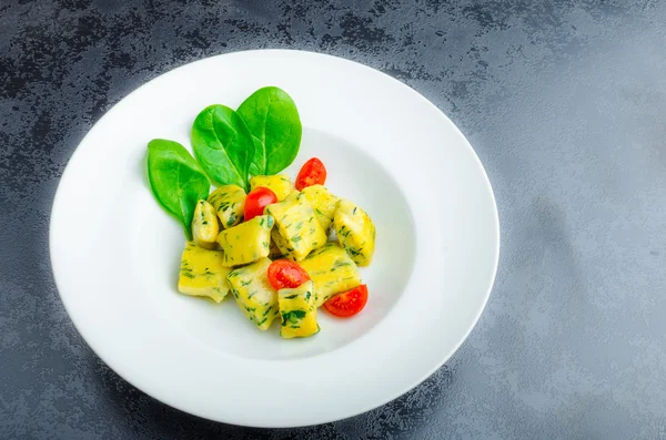 Spinach gnocchi with melted butter — Stock Photo, Image