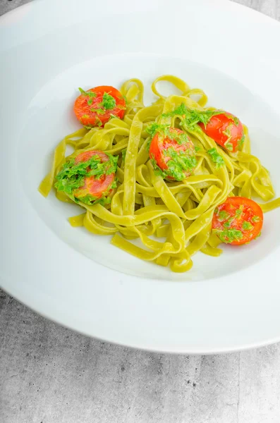 Massa com pesto de manjericão e pinhões, tomates cereja — Fotografia de Stock