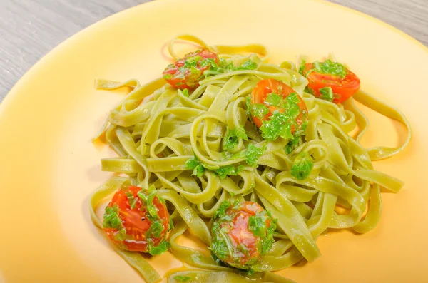 Massa com pesto de manjericão e pinhões, tomates cereja — Fotografia de Stock