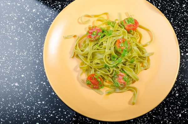 Çam fıstığı, domates ve fesleğen pesto makarna — Stok fotoğraf